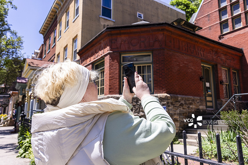 游客拍摄建筑：女人在宾夕法尼亚州吉姆索普拍摄地标图片素材