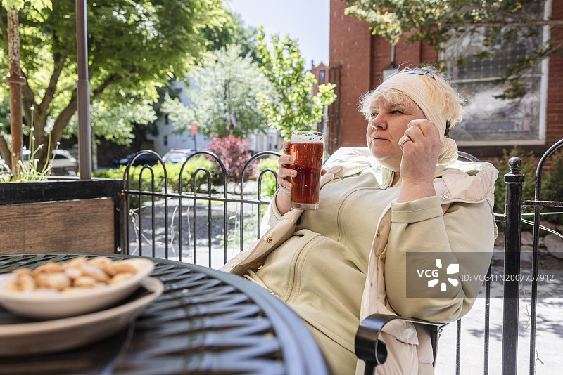 在宾夕法尼亚州吉姆索普街头咖啡馆小憩的女人图片素材