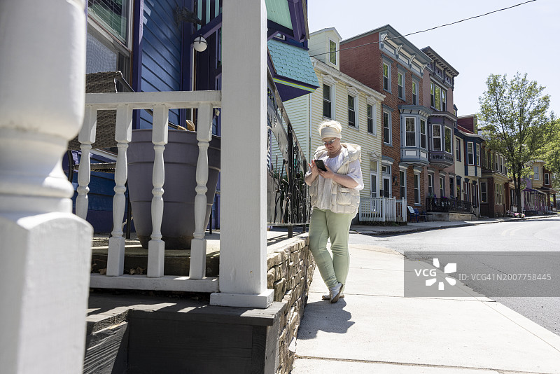 旅行中的手机导航：女子在宾夕法尼亚州吉姆索普旅游时，用智能手机搜索路线图片素材