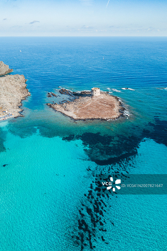 意大利撒丁岛斯廷蒂诺的拉佩罗萨海滩和猎鹰塔鸟瞰图图片素材