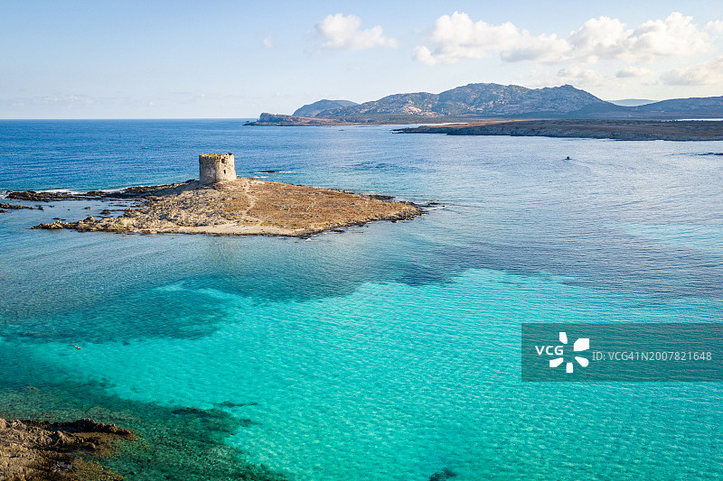 意大利撒丁岛斯廷蒂诺的拉佩罗萨海滩和猎鹰塔鸟瞰图图片素材