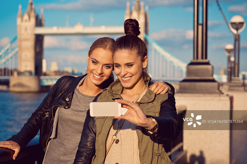 两位女性游客在伦敦自拍图片素材