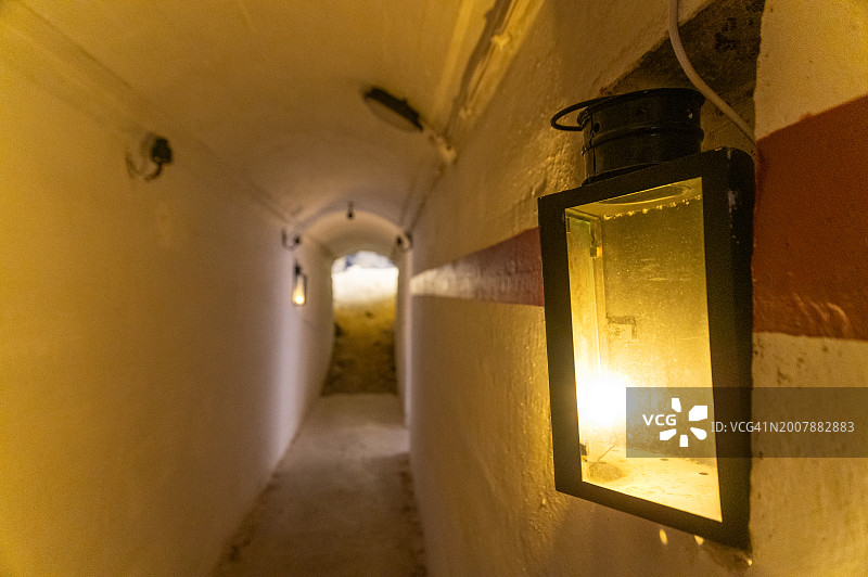 掩体内的灯特写图片素材