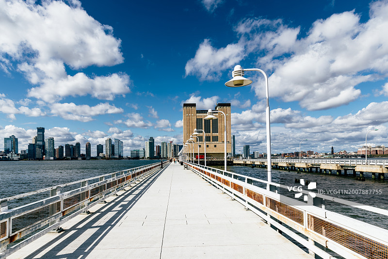 美国纽约市下曼哈顿区34号码头和哈德逊河图片素材