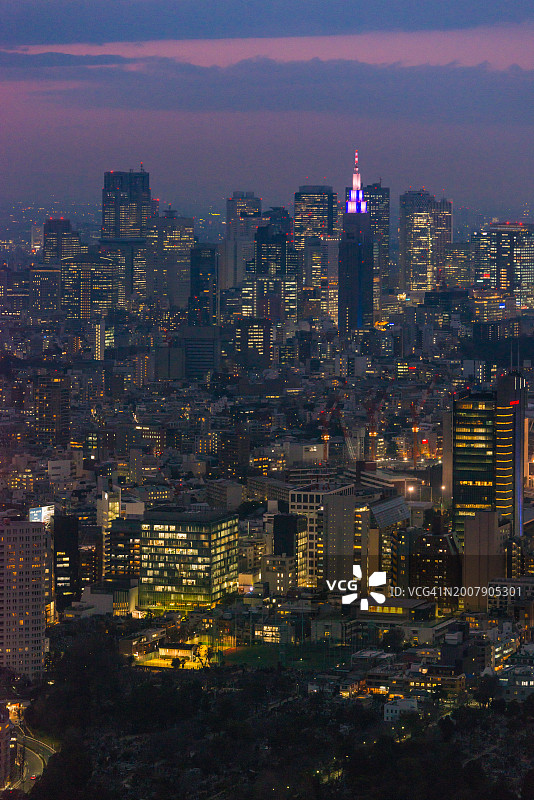 东京新宿摩天大楼日落鸟瞰图片素材