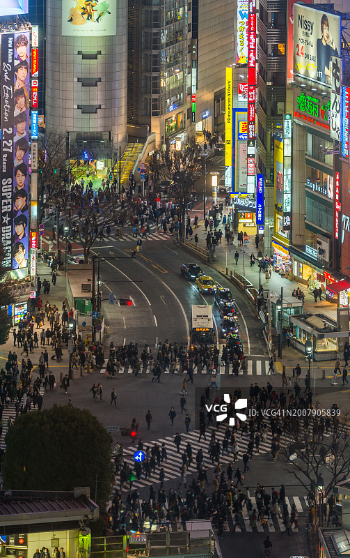 东京涩谷十字路口霓虹灯下的拥挤街道图片素材