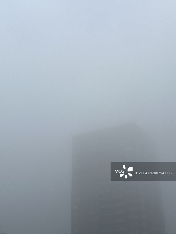 笼罩在浓雾中的建筑：荷兰的雾天图片素材