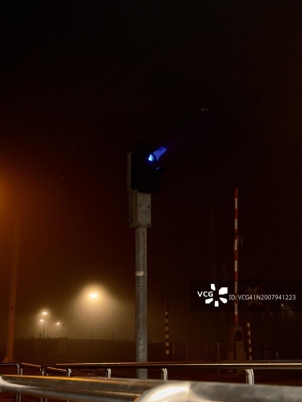 傍晚浓雾中地铁附近的红绿灯图片素材