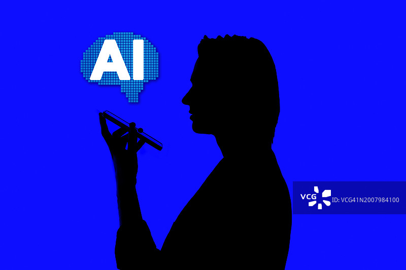 在蓝色发光背景中使用智能手机上AI的匿名男子肖像图片素材