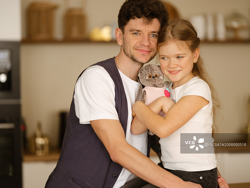 父亲给女儿一个毛绒玩具图片素材