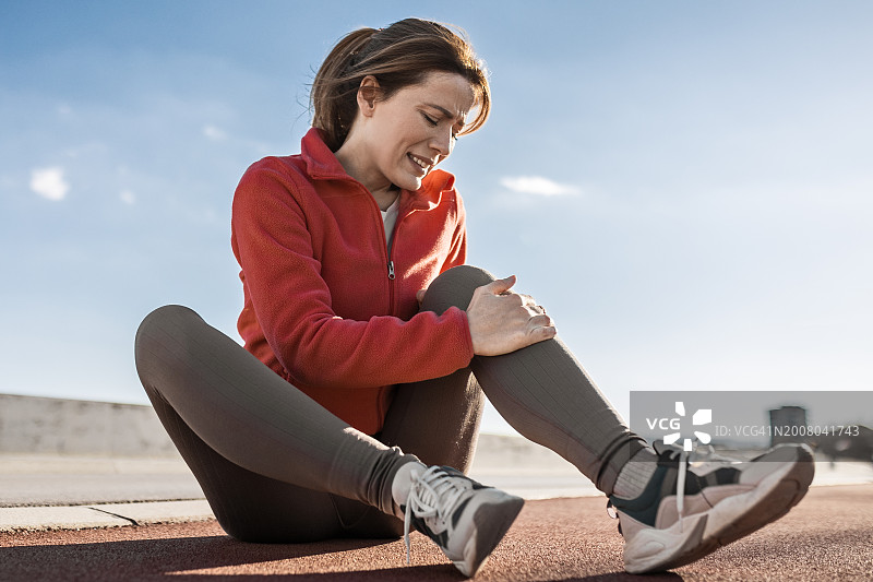 女运动员在桥上受伤图片素材