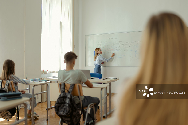 女教师在课堂上教小学生图片素材