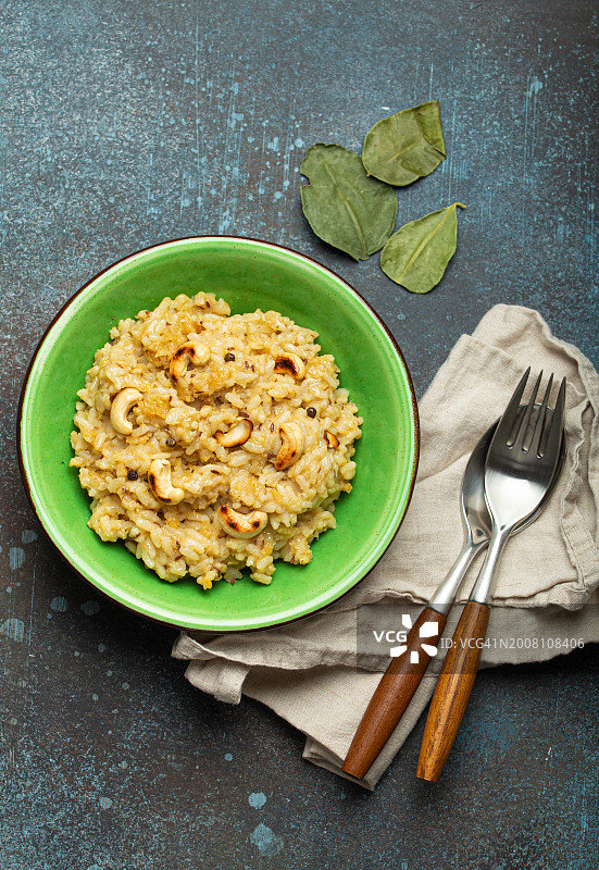 正上方是餐桌上盘子里食物的照片图片素材