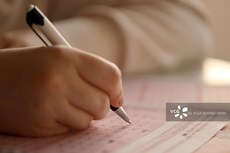 在纸上写字的手部特写图片素材