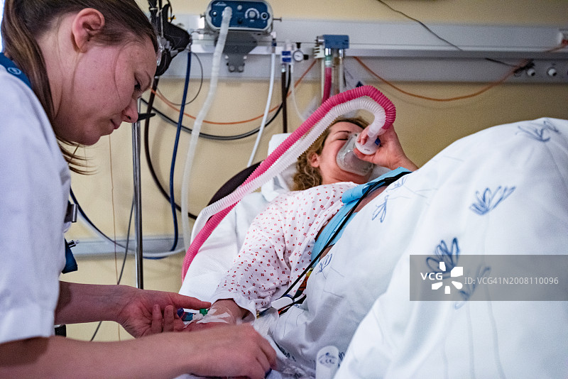 孕妇躺在病床上与医生交谈图片素材