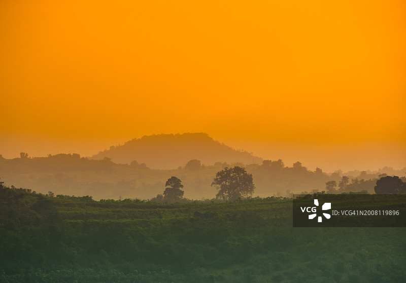 日落时田野对着天空的风景图片素材