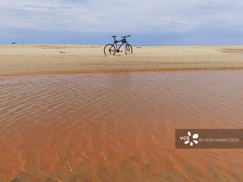 男人在海滩骑自行车图片素材