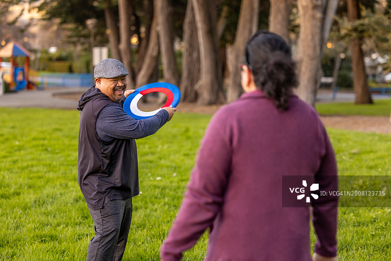 在公园里玩飞盘图片素材