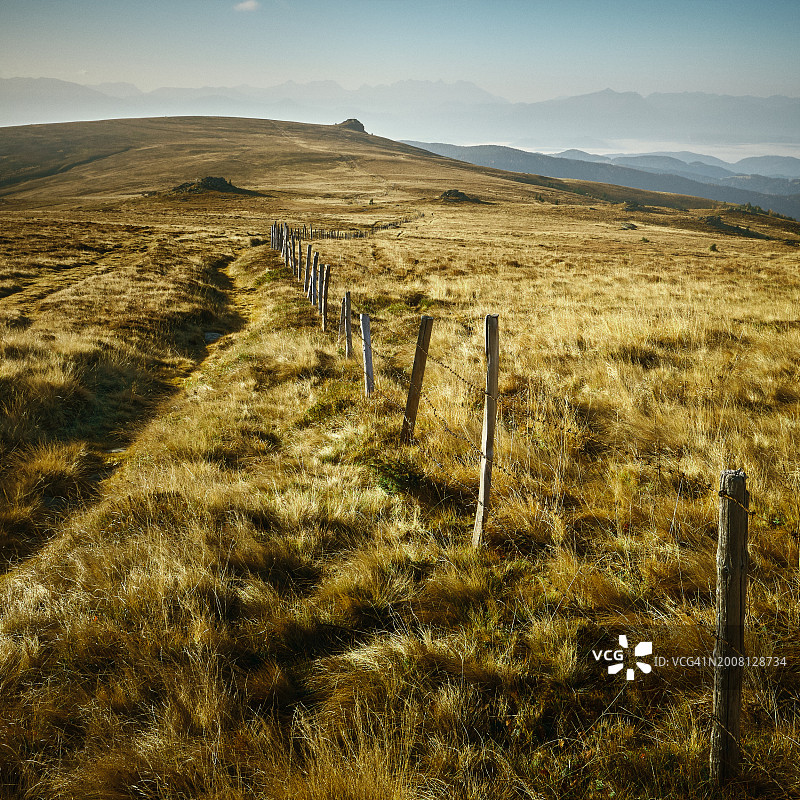 天空衬托下的田野风景图片素材