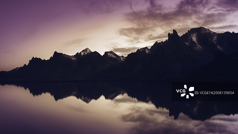 日落时分天空下的湖光山色美景图片素材