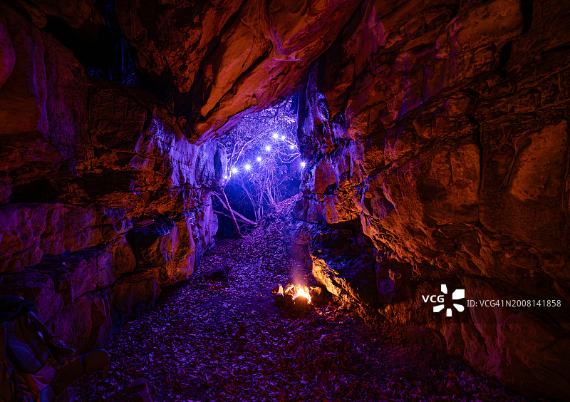 美国宾夕法尼亚州吉布森洞穴的低角度照明视图图片素材