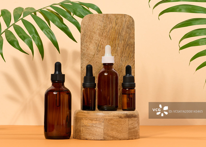 墙边桌子上瓶子的特写图片素材