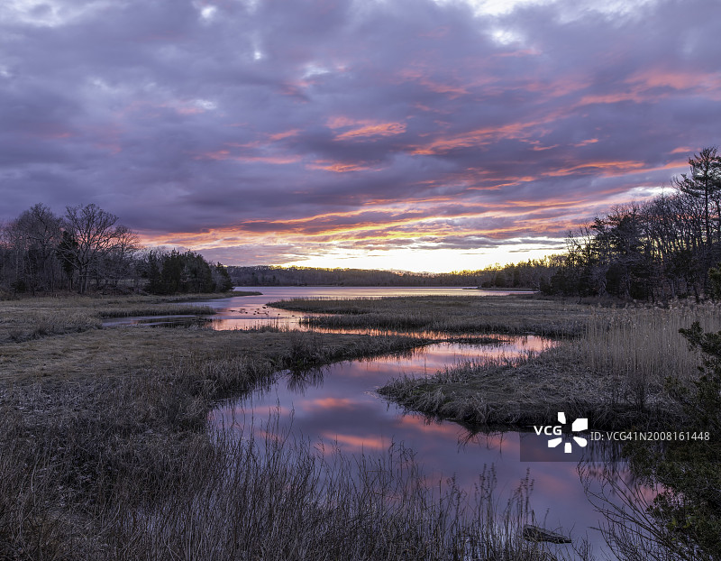 美国马萨诸塞州欣厄姆日落时分的湖泊天空景色图片素材