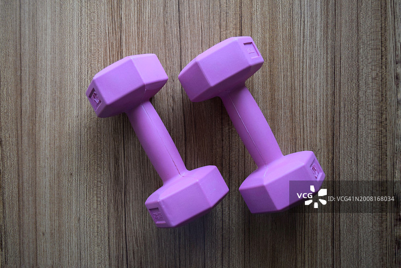 硬木地板上的哑铃俯视图图片素材