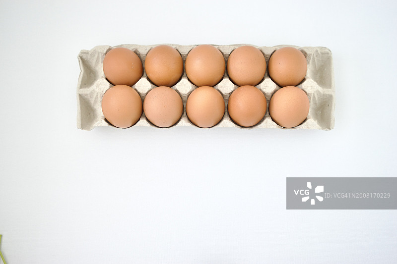 白色背景下的鸡蛋特写图片素材