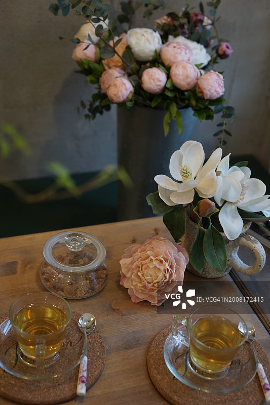 桌上花卉与花瓶高角度视图图片素材