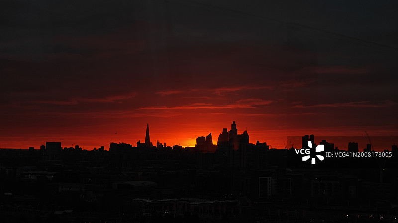 日落时英国大伦敦的建筑物轮廓图片素材