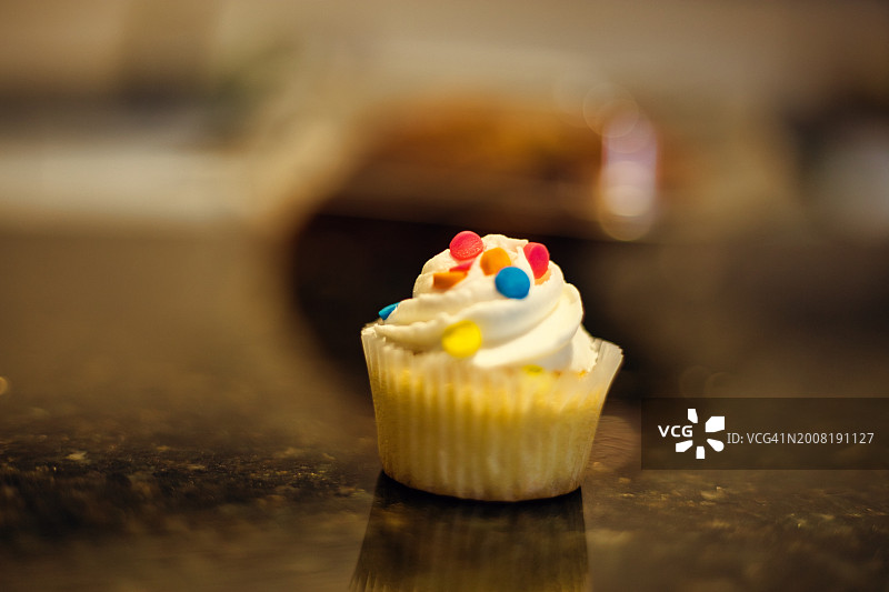 加拿大桌上的纸杯蛋糕特写图片素材