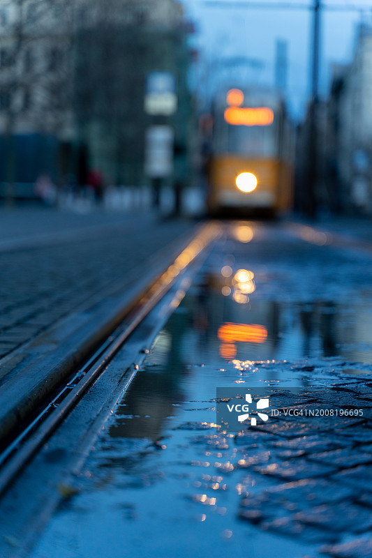 雨季潮湿的火车站台特写图片素材