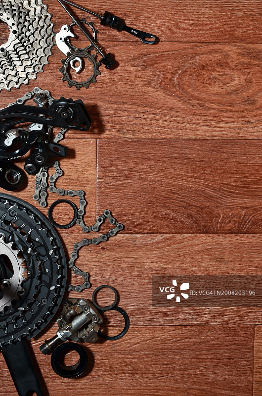 桌子上的自行车齿轮特写图片素材