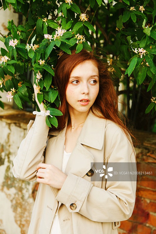 站在植物旁的女人图片素材