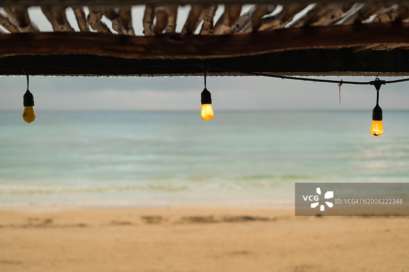 悬挂在海上的灯泡特写图片素材