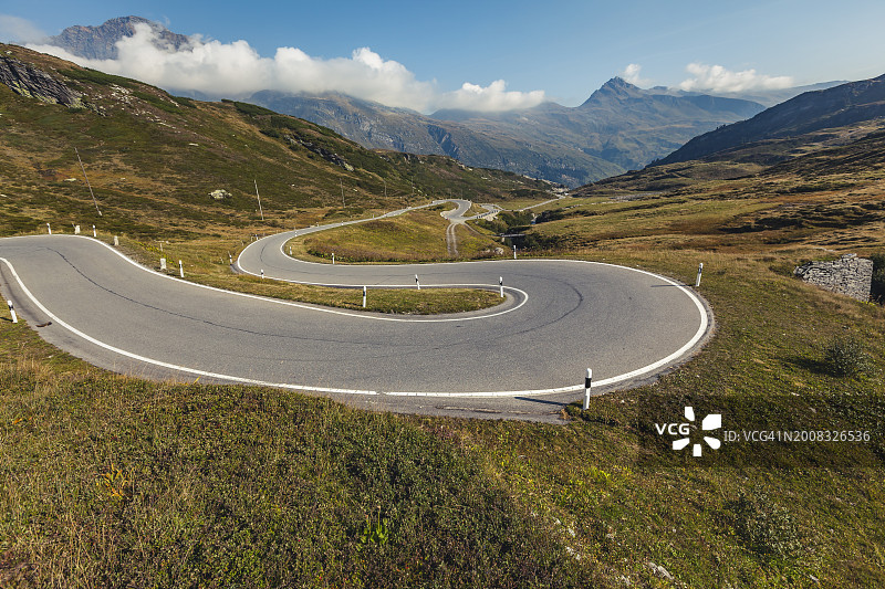 瑞士蜿蜒的道路图片素材