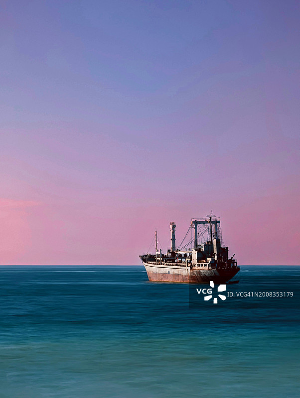 日落时分，海面上船只的剪影图片素材