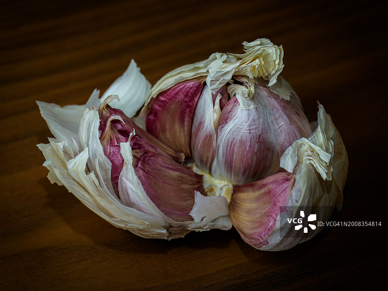 桌子上的大蒜特写图片素材
