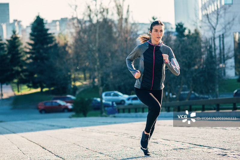 在城市中慢跑的女人图片素材
