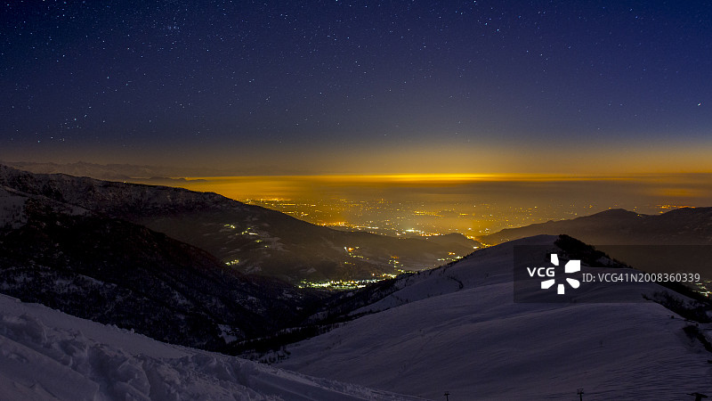 夜晚的雪山映衬着天空的美景图片素材
