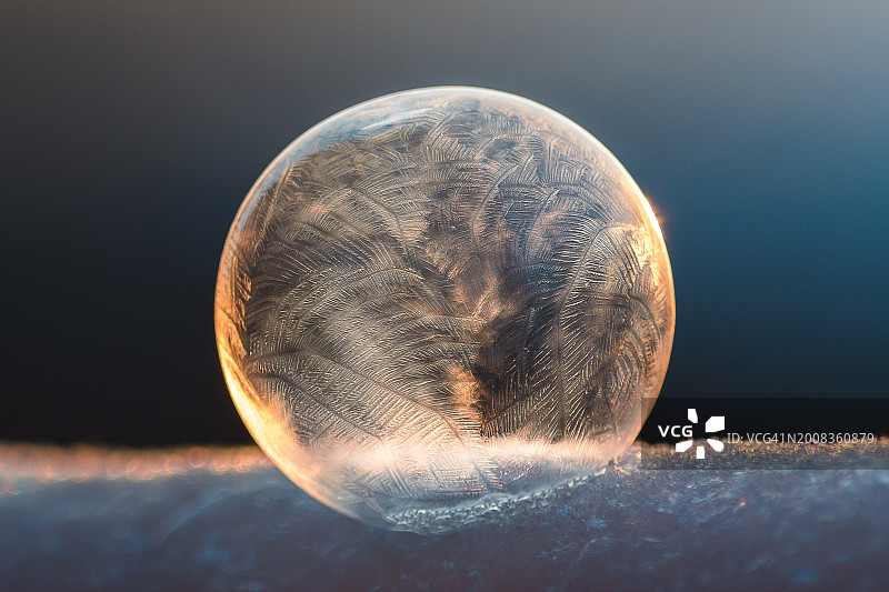 雪地上的水晶球特写图片素材