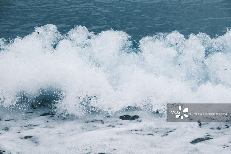 海浪拍打岩石的高角度视角图片素材