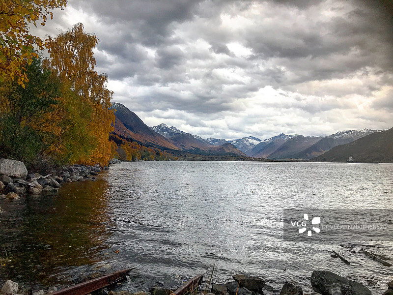 挪威劳马市秋季湖泊风光图片素材