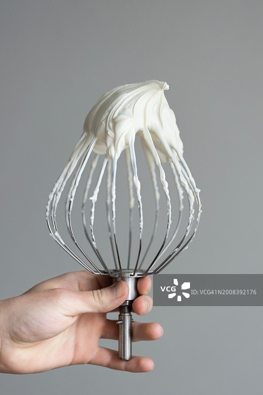 厨师手持搅拌器搅拌甘纳许图片素材