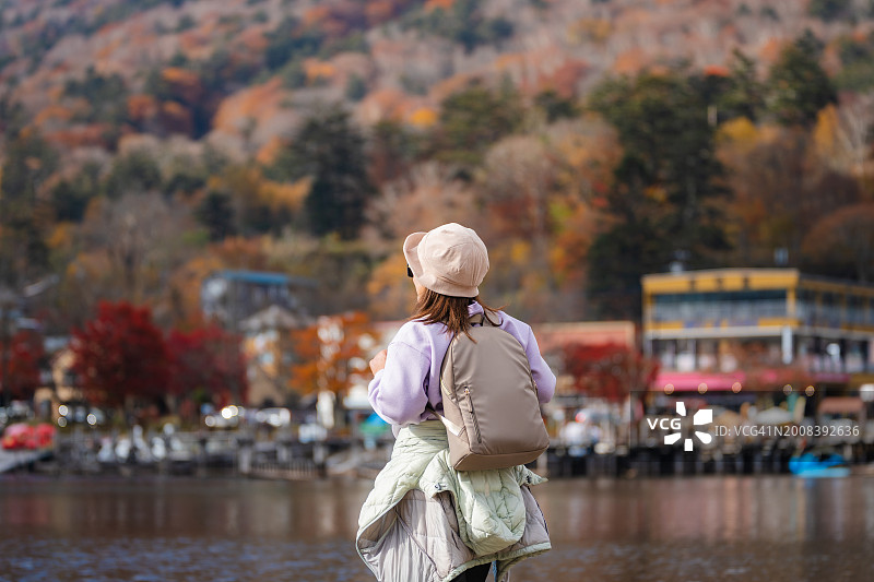 游客在日本栃木县中禅寺湖旅行的背影图片素材