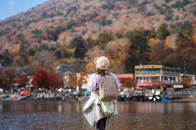 游客在日本栃木县中禅寺湖旅行的背影图片素材