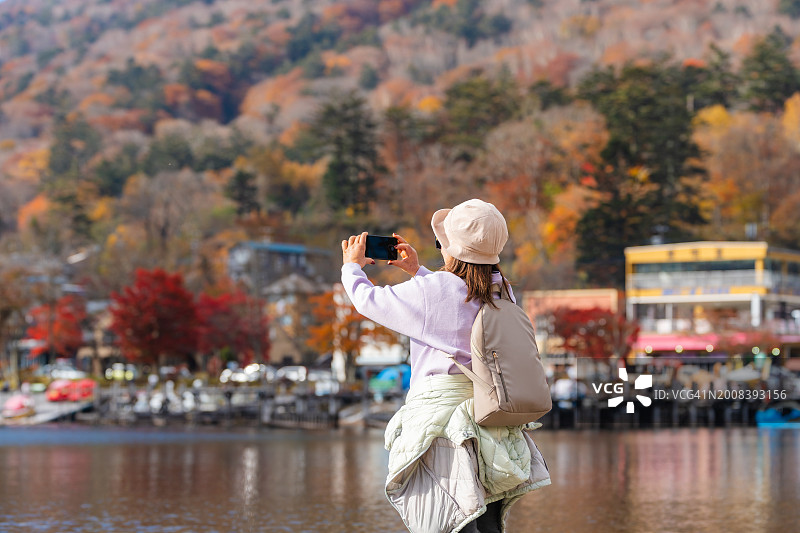 游客在日本栃木县中禅寺湖旅行的背影图片素材