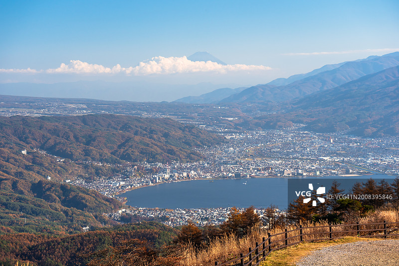 从长野观看诹访湖和富士山的壮丽景色图片素材