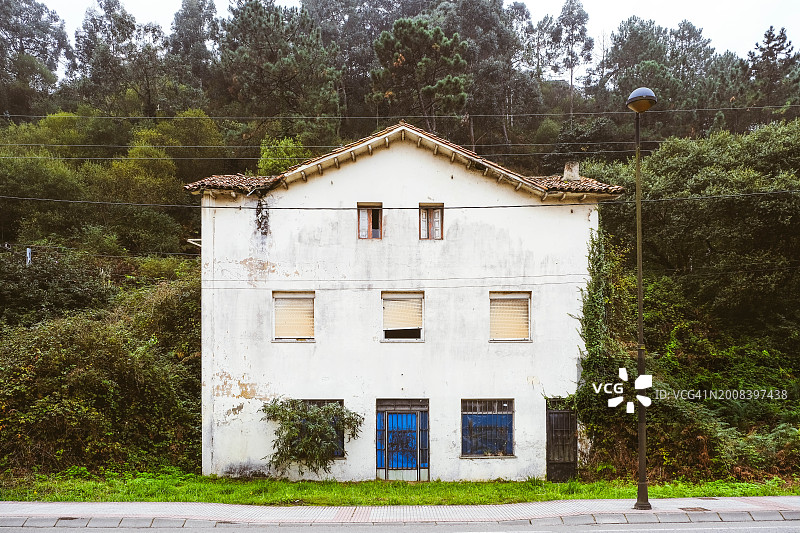 废弃房屋的正面图图片素材